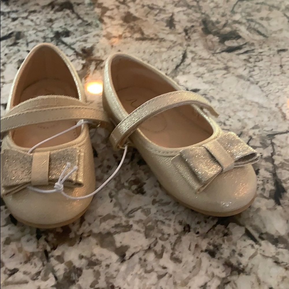 Girl sandals brand new never worn.